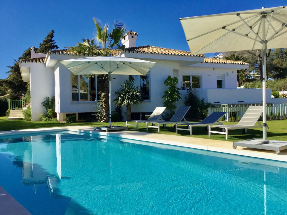 4 bedroom Villa For Sale in Marbesa, Málaga