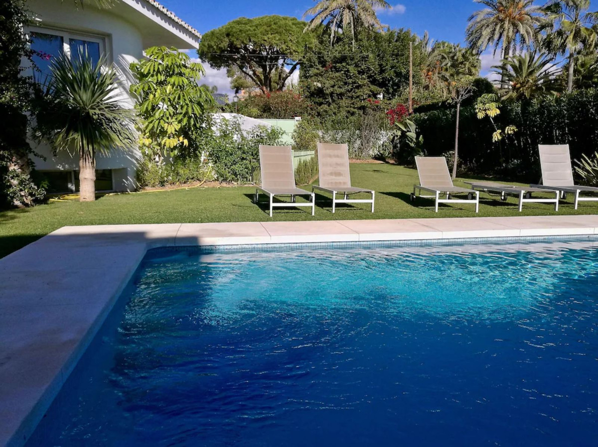 4 bedroom Villa For Sale in Marbesa, Málaga