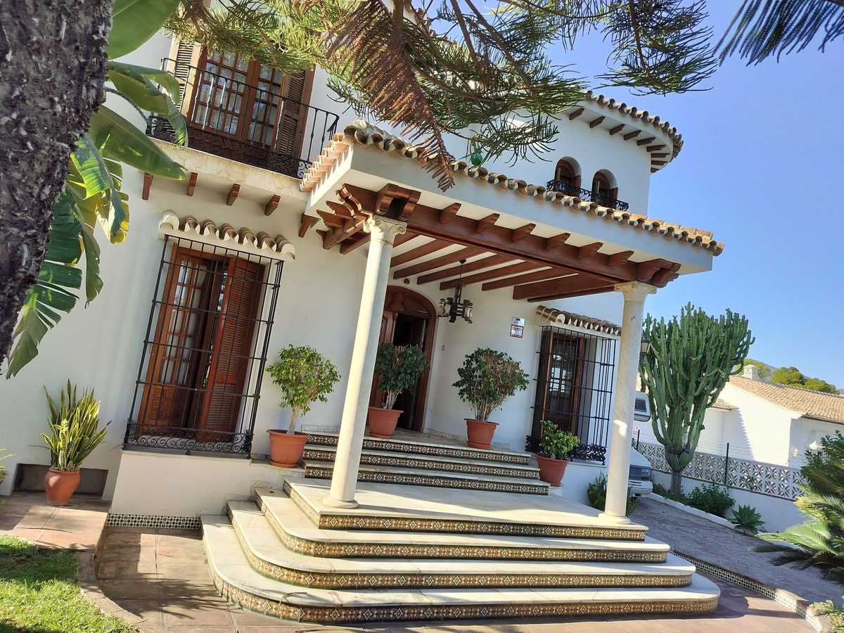 						Villa  Detached
													for sale 
																			 in El Coto
					