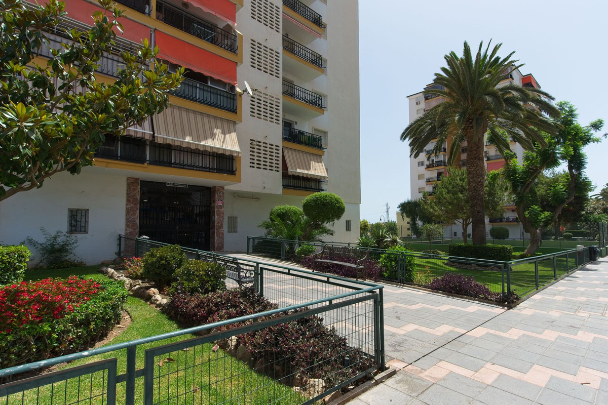 Top Floor Apartment, Las Lagunas, Costa del Sol.
3 Bedrooms, 1 Bathroom, Built 85 m², Terrace 1 m².
, Spain
