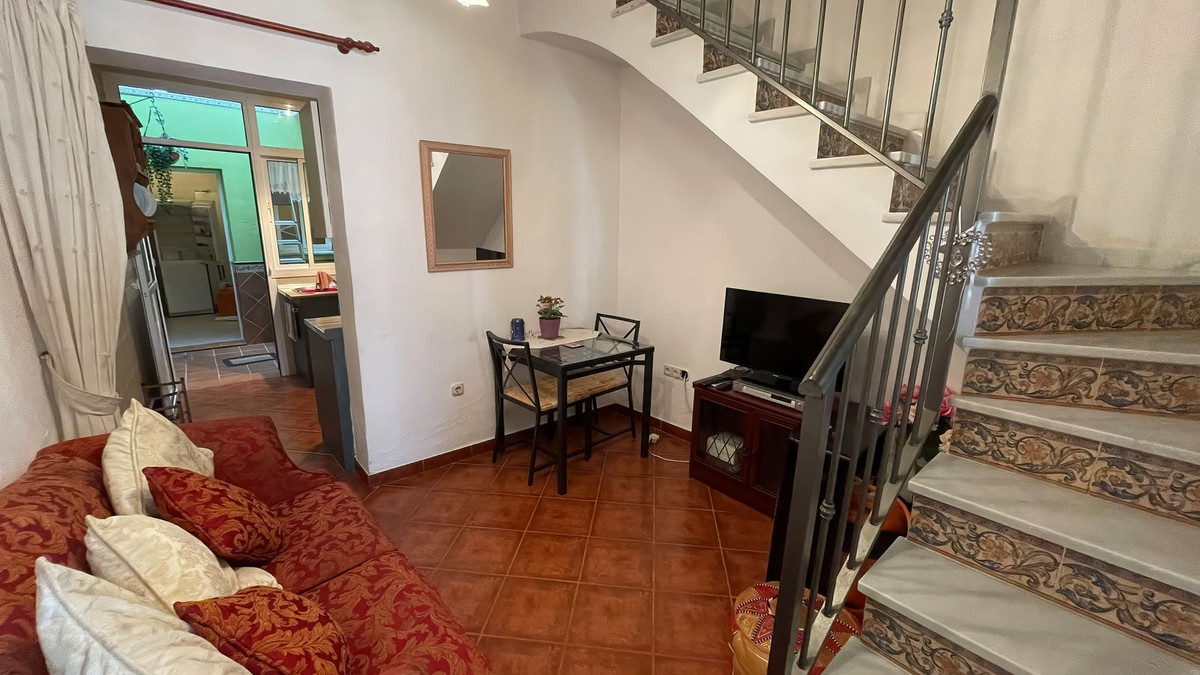 Nice two storey town house in the centre of Alhaurín El Grande with a private roof terrace.