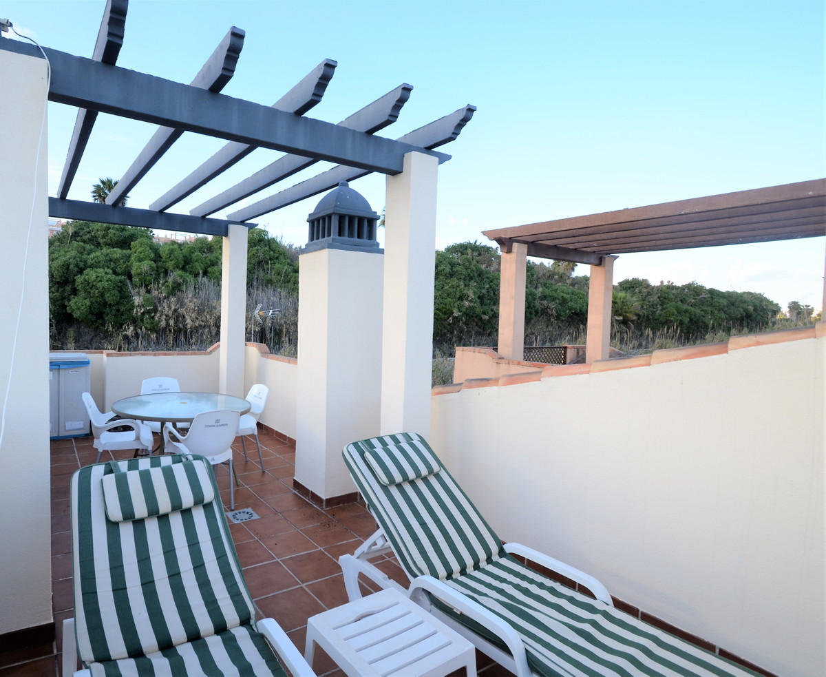 COZY PENTHOUSE WITH TERRACE, SOLARIUM, VIEWS TO THE SEA, NEXT TO THE WELL KNOWN DOÑA JULIA GOLF CLUB AND WITH COMMUNITY POOL, in gated Urbanization...