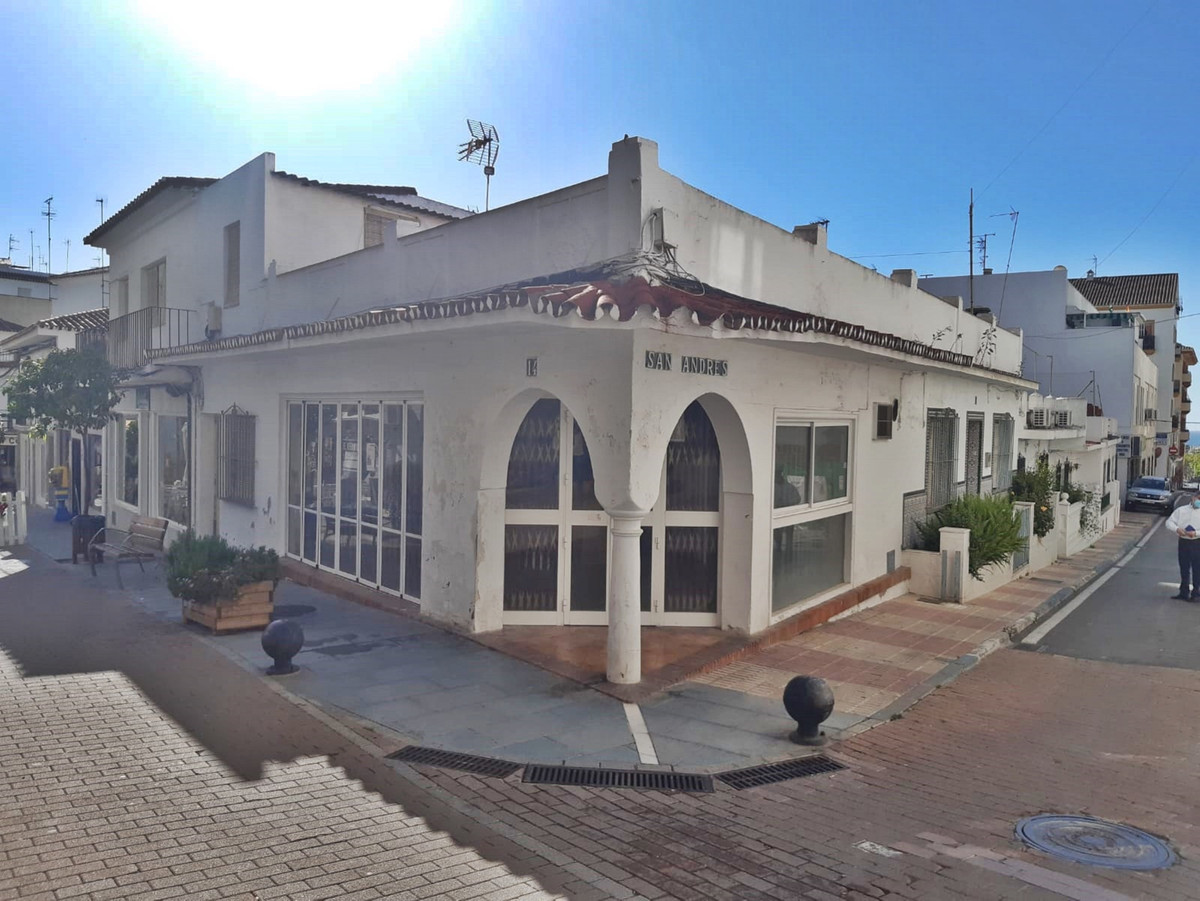 Great opportunity for sale. In the heart of San Pedro there is a house / premises with many possibil, Spain