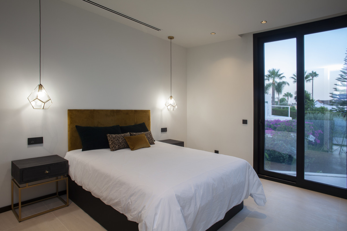 7 bedroom Villa For Sale in Nueva Andalucía, Málaga - thumb 7