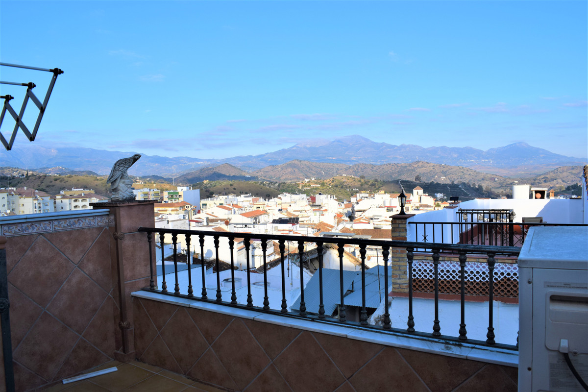 Recently renovated townhouse in the heart of Coín.