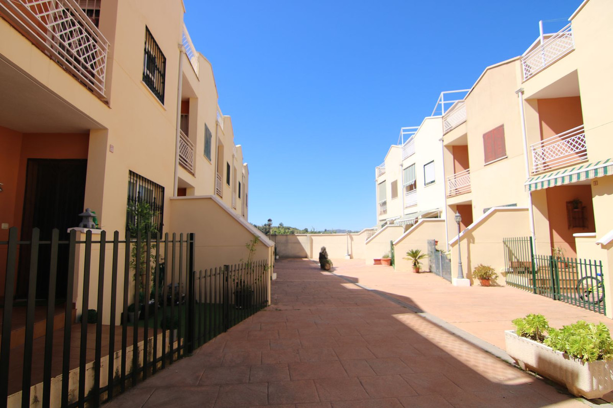 Great townhouse of 189 m2 in the vicinity of Cártama Estación, in a privileged and quiet environment, with mountain views from every corner.
