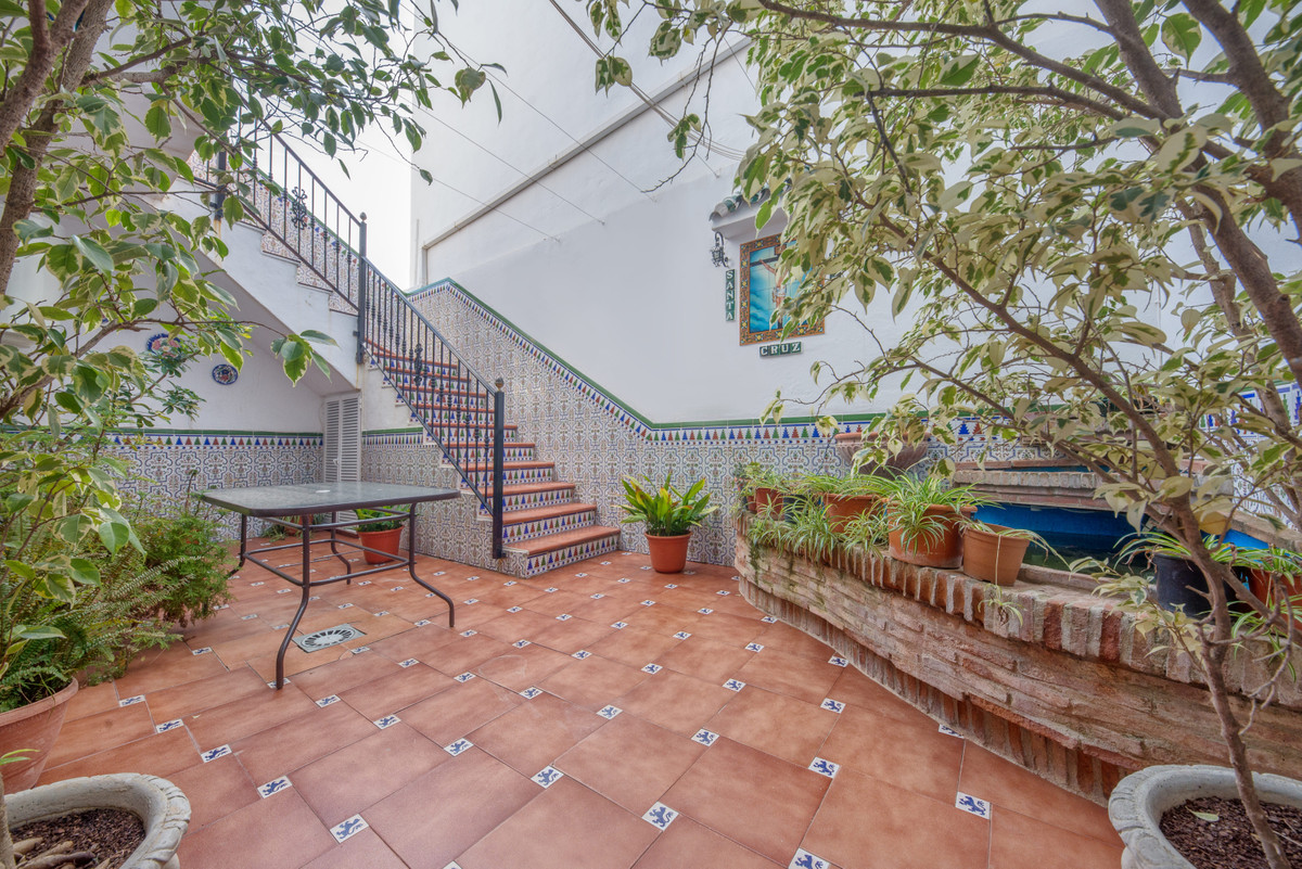 Large house with two floors plus solarium, very well located, right next to the variant, and one ste, Spain