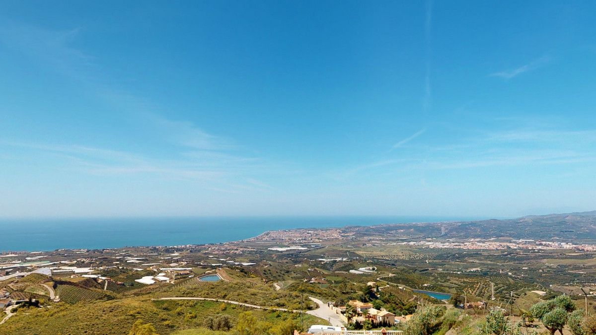 Dedicated to exceptional and magnificent views of the Mediterranean Sea, we are pleased to present this finca, 10 minutes from the coast.
