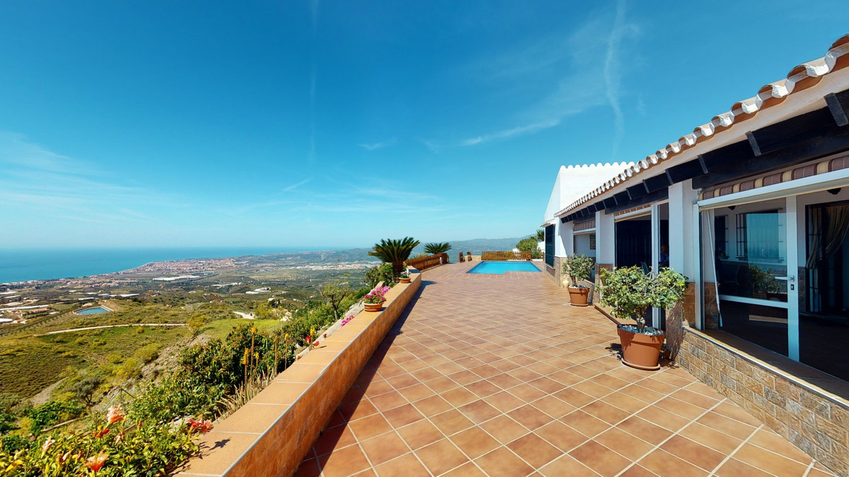 Dedicated to exceptional and magnificent views of the Mediterranean Sea, we are pleased to present this finca, 10 minutes from the coast.