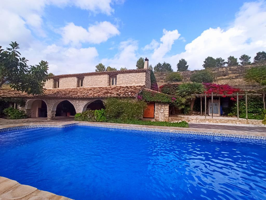Beautiful rustic finca in the middle of nature.

With a lot of character and in the middle of nature, Spain