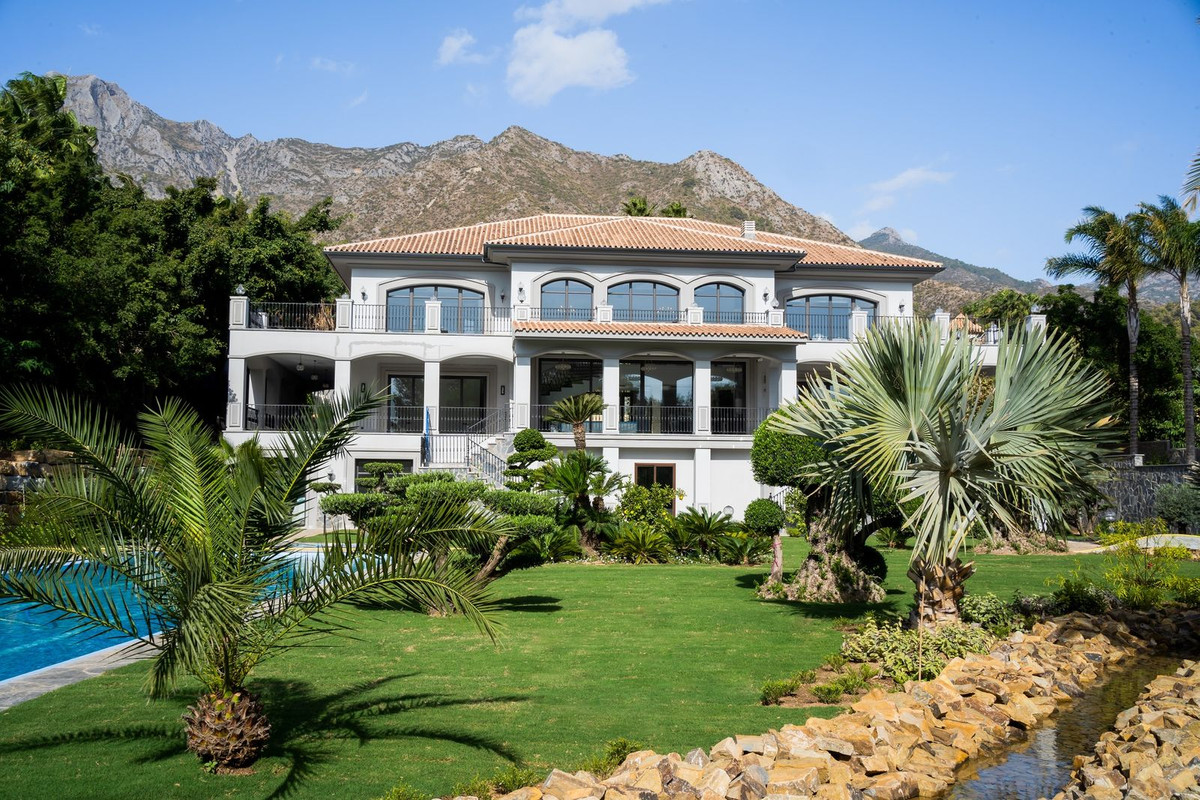 6 bedroom Villa For Sale in Sierra Blanca, Málaga