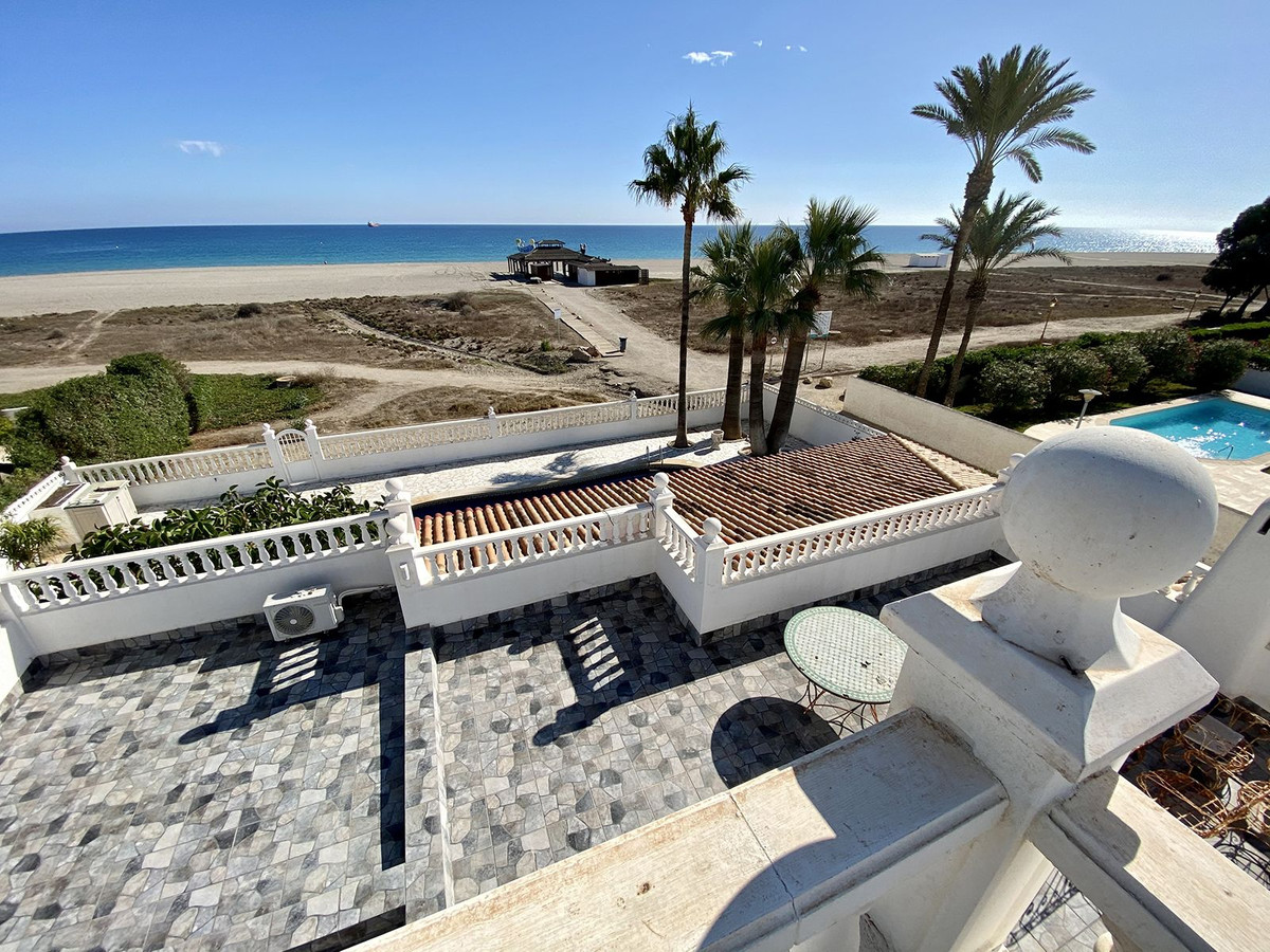 Magnificent villa in 1st line beach with direct access to the beach. 
Unbeatable sea views.
Complete, Spain