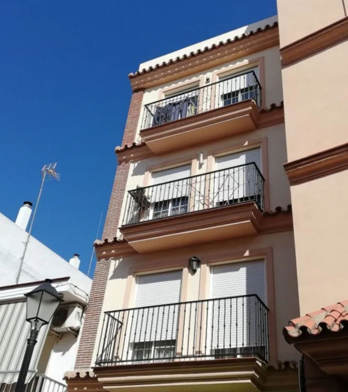 ! Great opportunity!
269 ??m2 building for sale in the heart of Fuengirola. The building has 4 floor, Spain