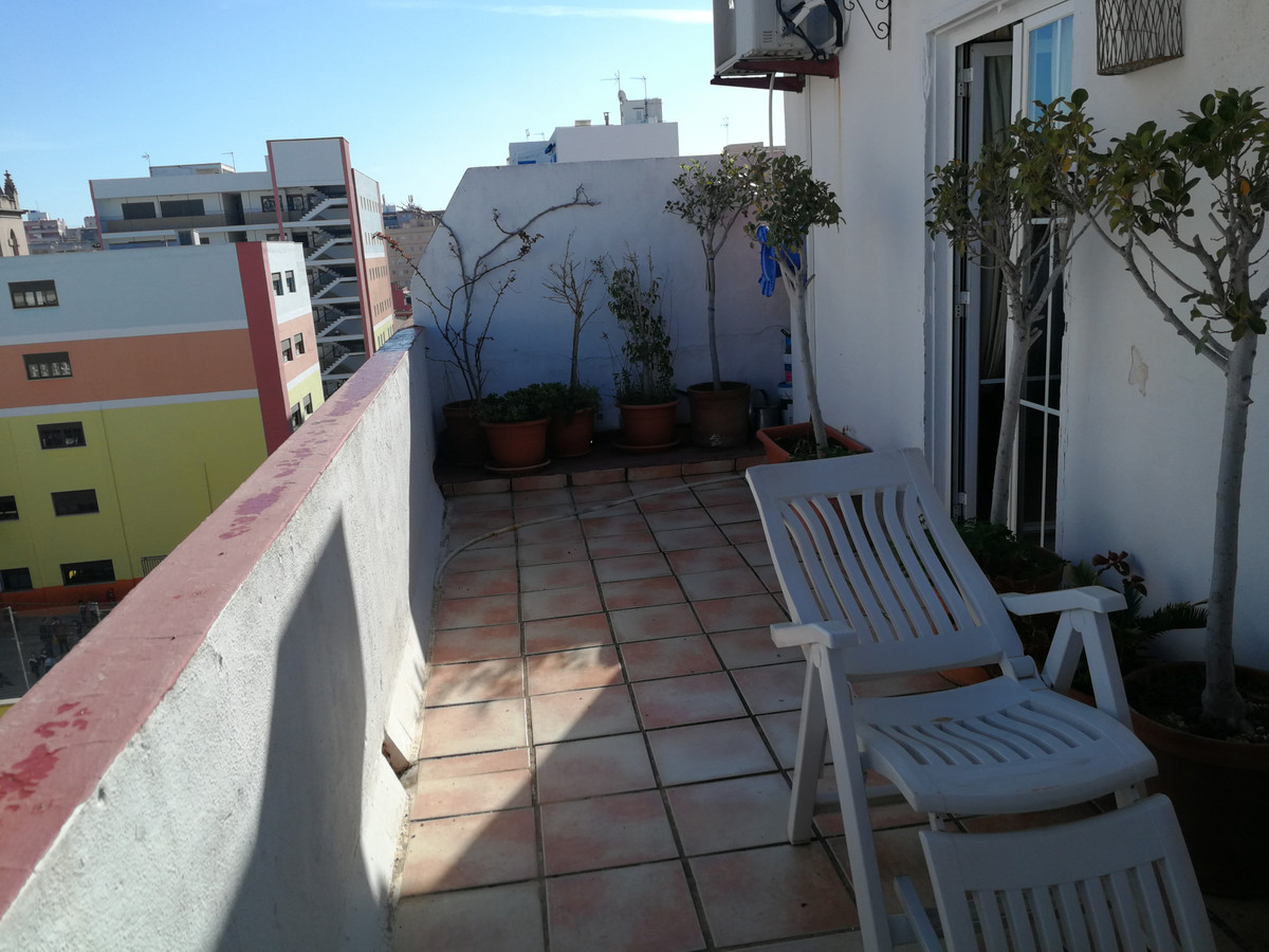 Corner bar of 87 m2, with smoke outlet and with housing in the same building of 44 m2 with terrace o, Spain