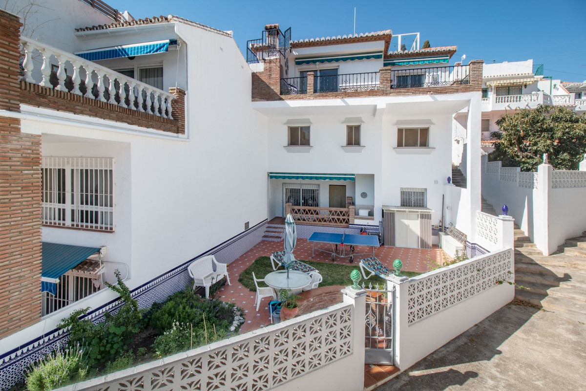 We present this semi-detached house, situated in one of the best urbanizations in Caleta de Velez, just a few minutes from the coast, the motorway and