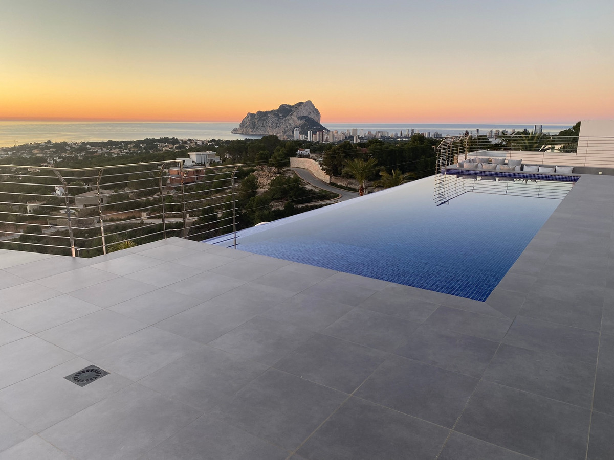 Located in the prestigious residential area of ??Raco de Galeno, just 1,500 meters from the sea, thi, Spain