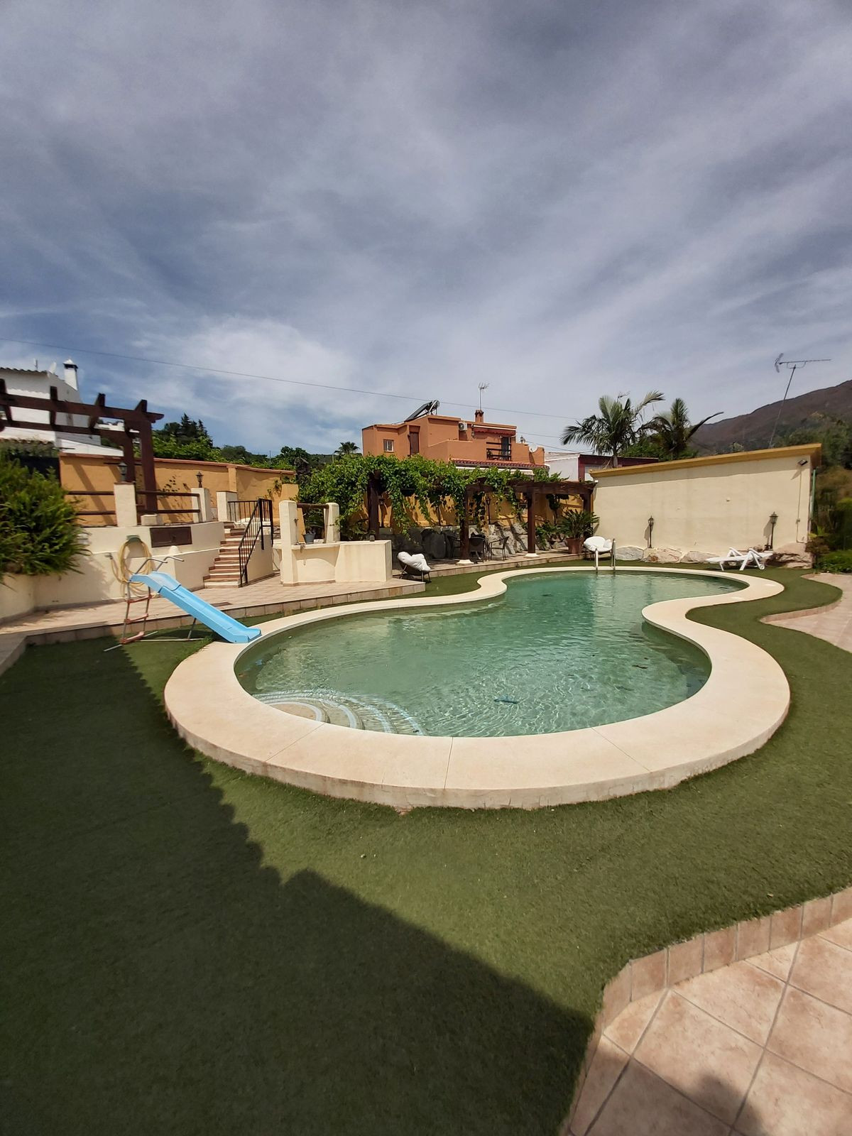 Villa te koop in Estepona R4068808