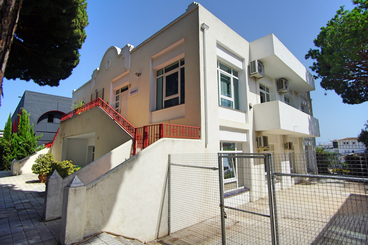 INVESTMENT OPPORTUNITY-  PRIME LOCATION - COMMERCIAL PREMISES WITH LONG ESTABLISHED TENNANTS.- Uniqu, Spain