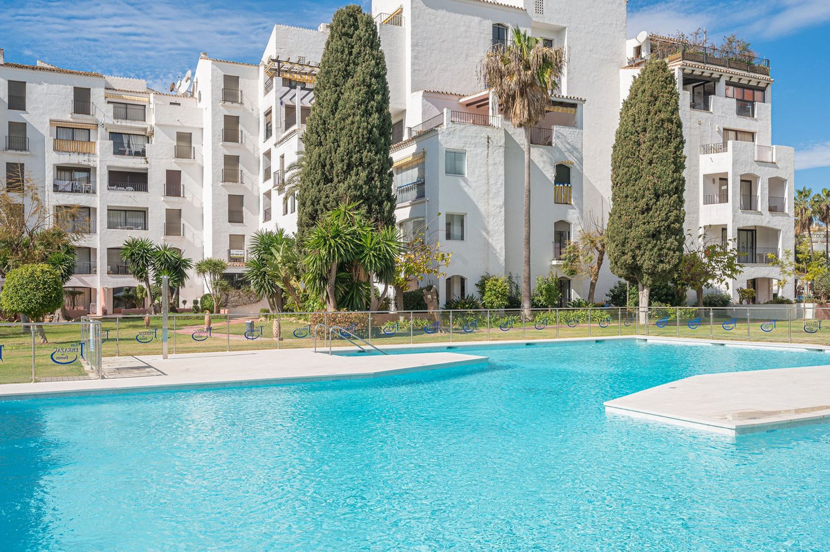 Incredibly located studio apartment  located in the heart of Puerto Banus!
Located in a  private urb, Spain