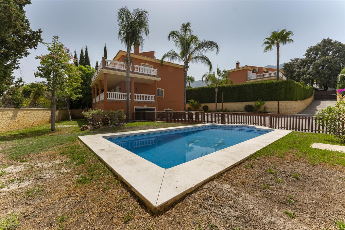 Villa with 4 bedrooms, 3 bathrooms, large garage and private pool.

Great opportunity to buy a beaut, Spain