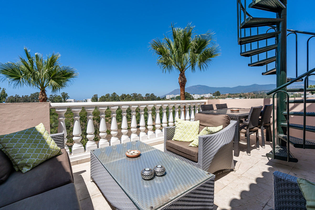 Lovely penthouse located in a stylish beachside development on the New Golden Mile. The development , Spain