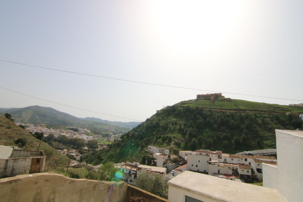 Semi-detached house in the heart of Alora.