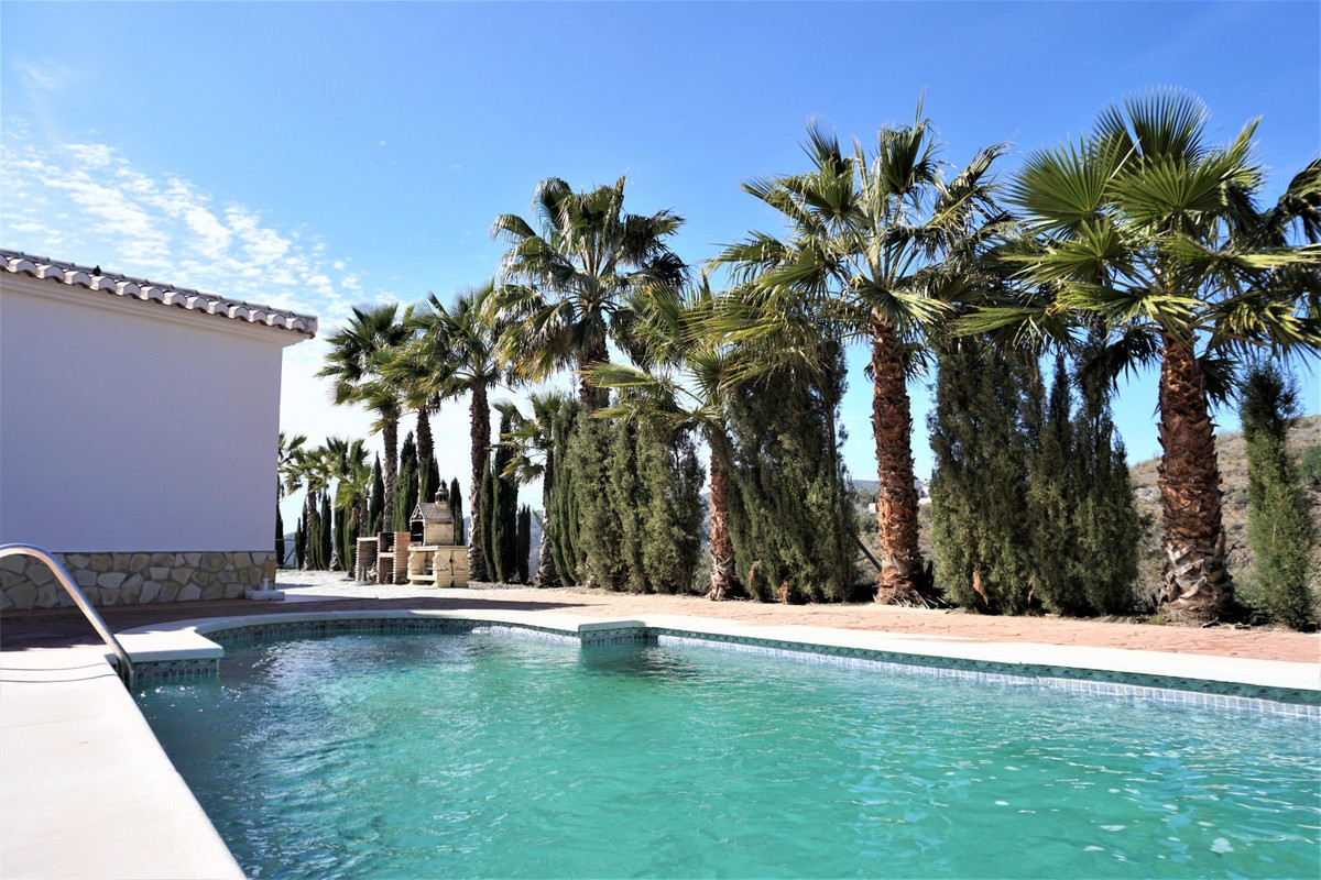 We present to you a wonderful villa with a good, asphalted access and a constructed area of 140 m2. , Spain