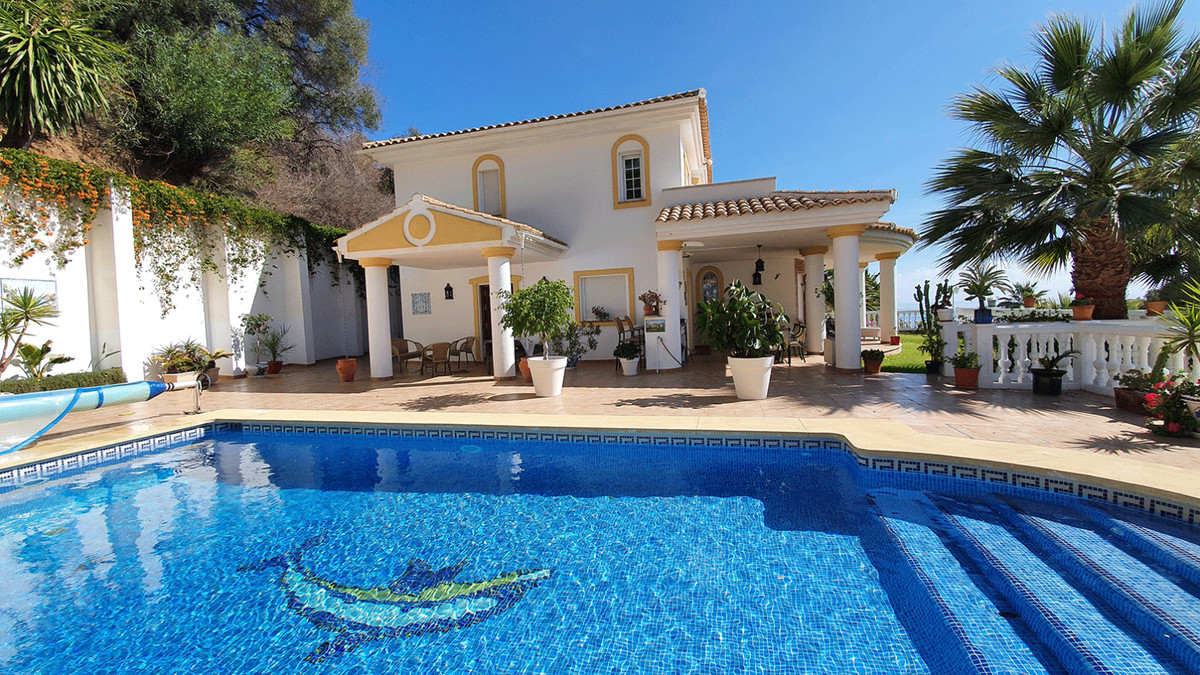 Elegant villa for sale with stunning sea views in the residential area of Torremuelle in Benalmadena, Spain