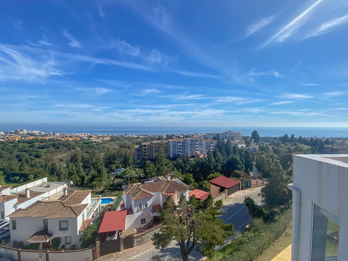 INVESTMENT OPPORTUNITY - PANORAMIC SEA VIEWS

Apartment with a lot of potential in Calahonda with pa, Spain