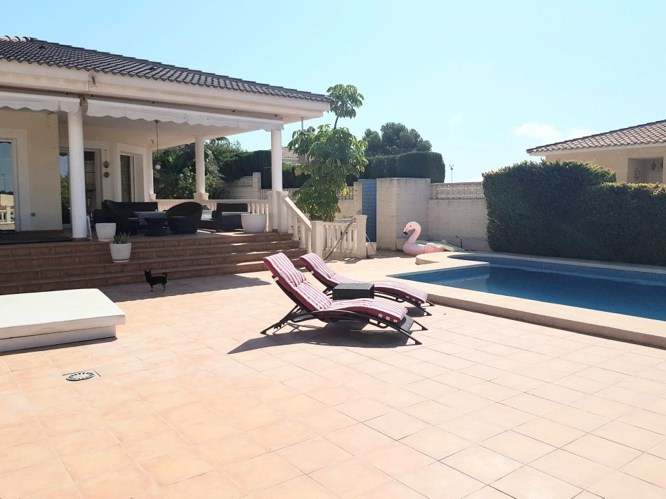 Magnificent independent villa in the best area of La Nucia.
It has unbeatable views of the sea, moun, Spain