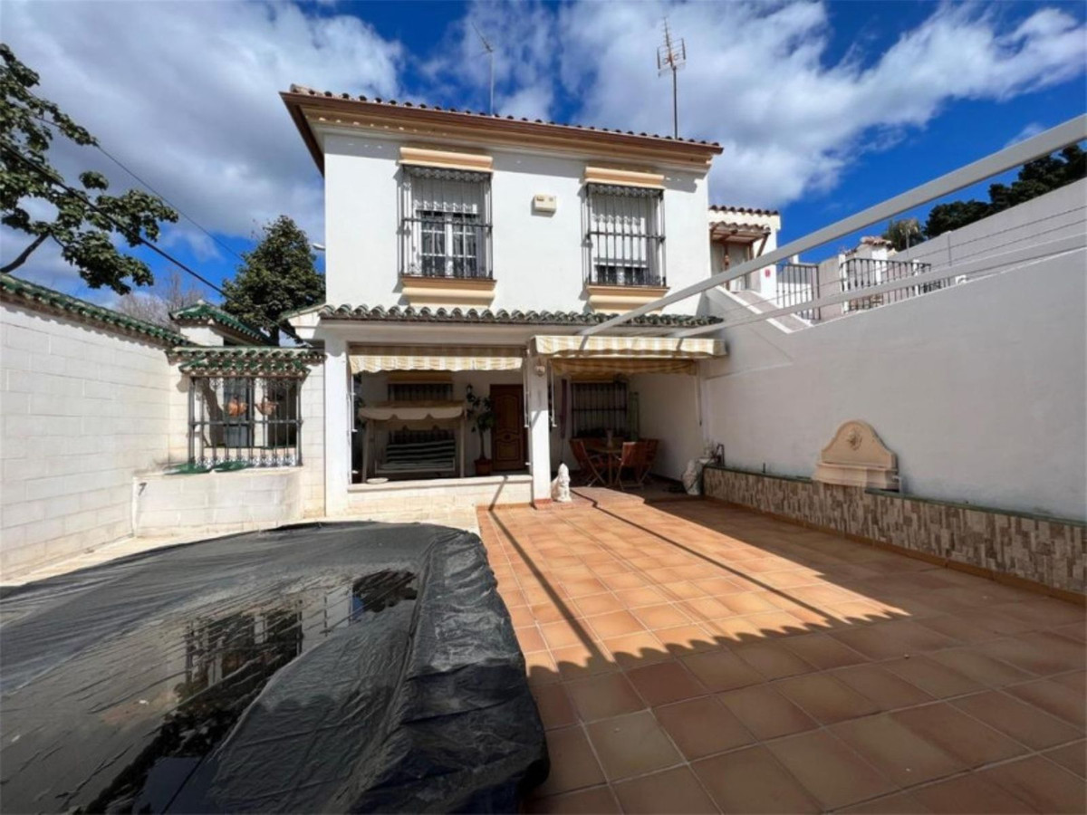 4 Bedroom Semi-Detached House For Sale Nueva Andalucía, Costa del Sol - HP4246420