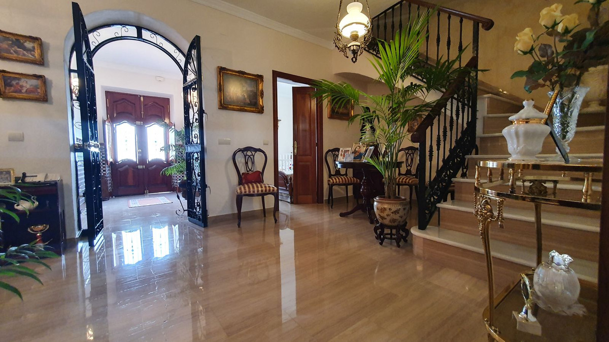 Beautiful large townhouse located on a quiet street in the old part of Alhaurin El Grande.

The prop, Spain