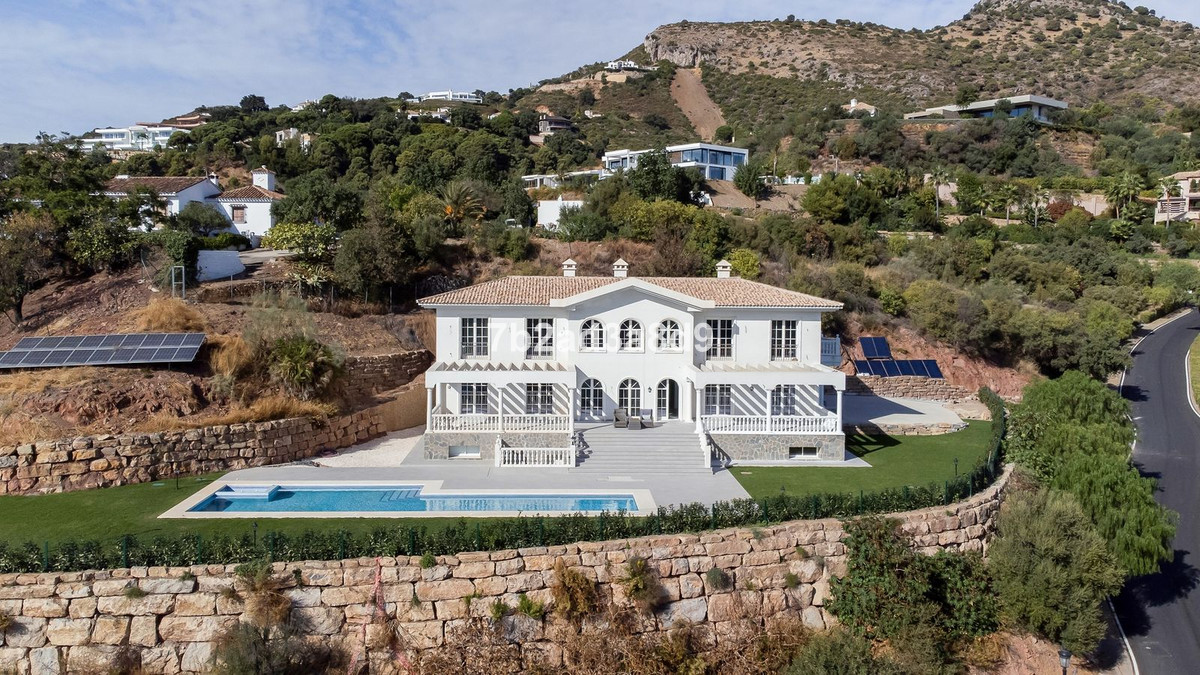 6 bedroom Villa For Sale in Benahavís, Málaga