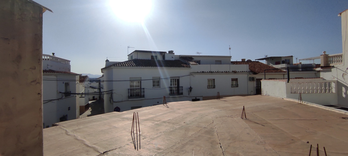 Fantastic offer! Commercial premises / garage with the possibility of building an apartment upstairs Spain