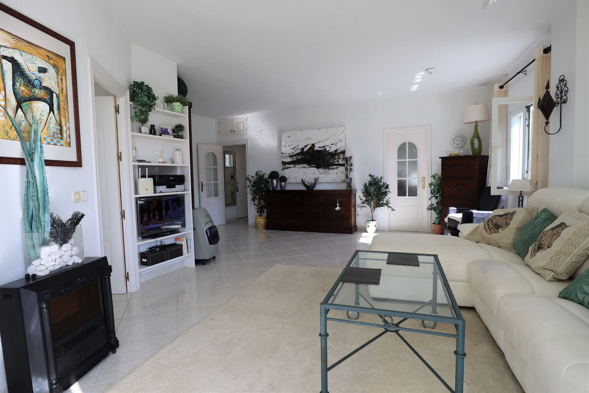 1 Bedroom Middle Floor Apartment For Sale Calahonda