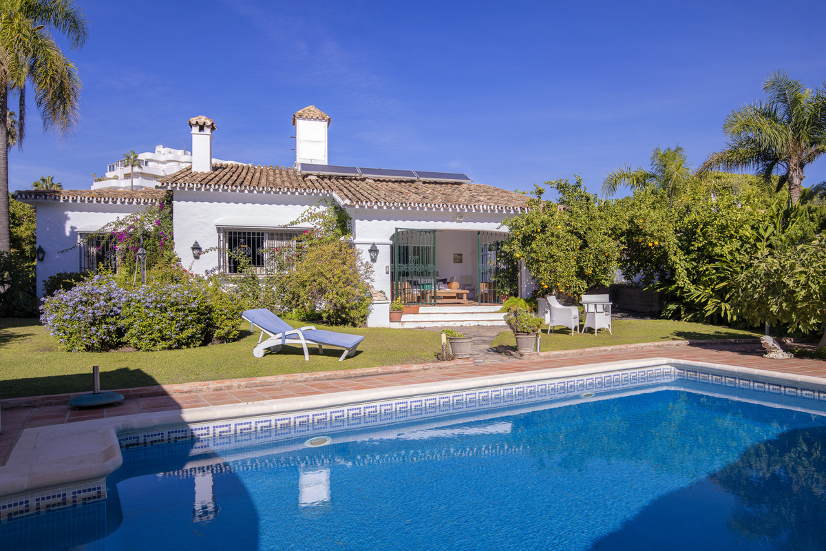 Detached Villa for sale in Guadalmina Alta R4559095