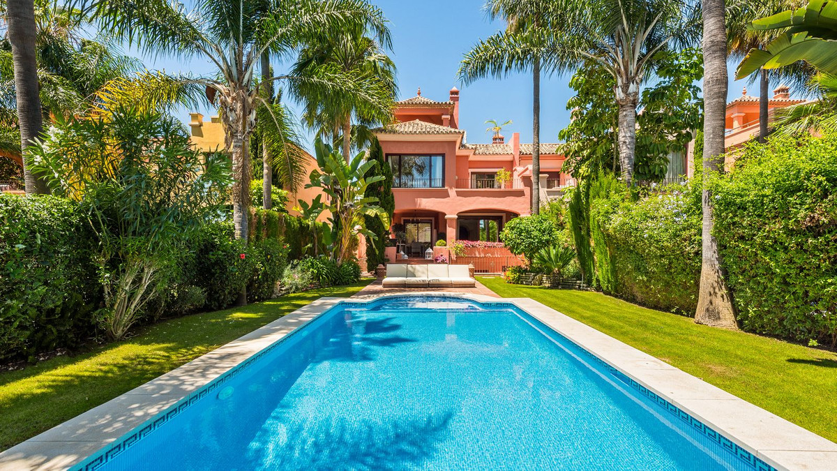						Villa  Semi Detached
													for sale 
																			 in Nueva Andalucía
					