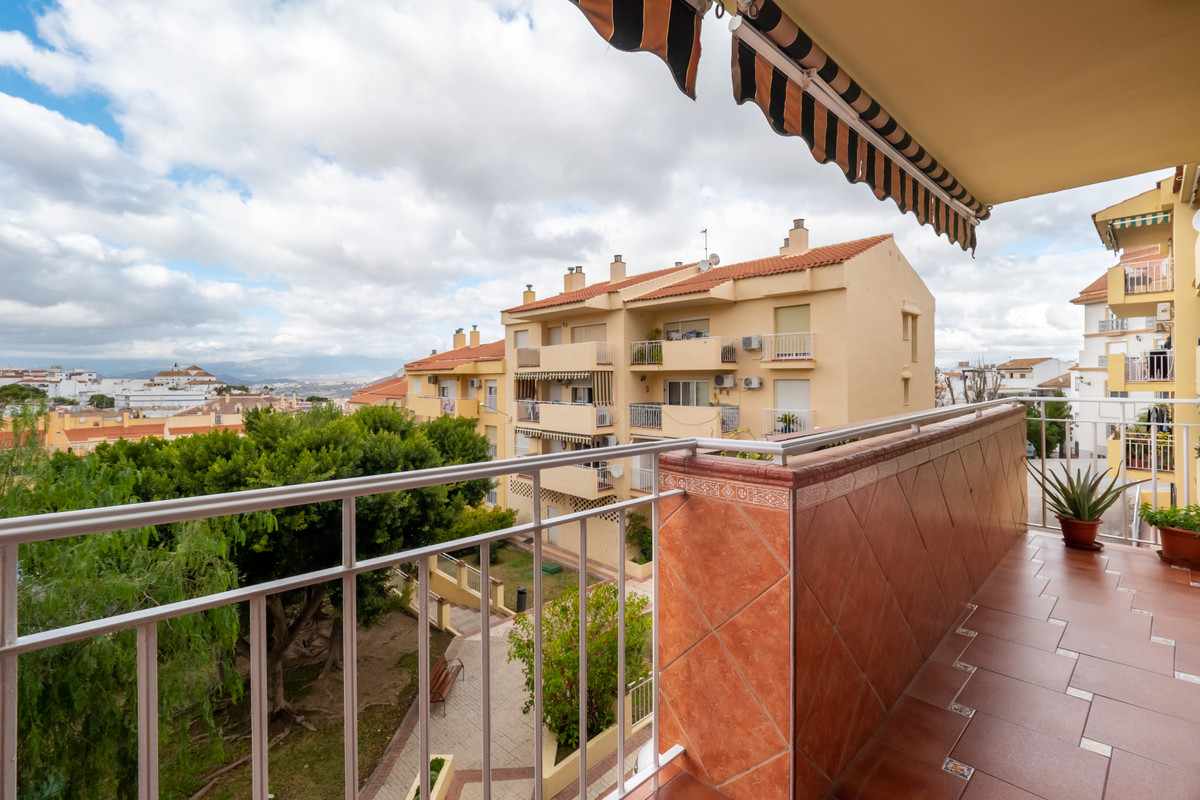 A well presented middle floor apartment located in the town centre of Alhaurin El Grande, within wal Spain