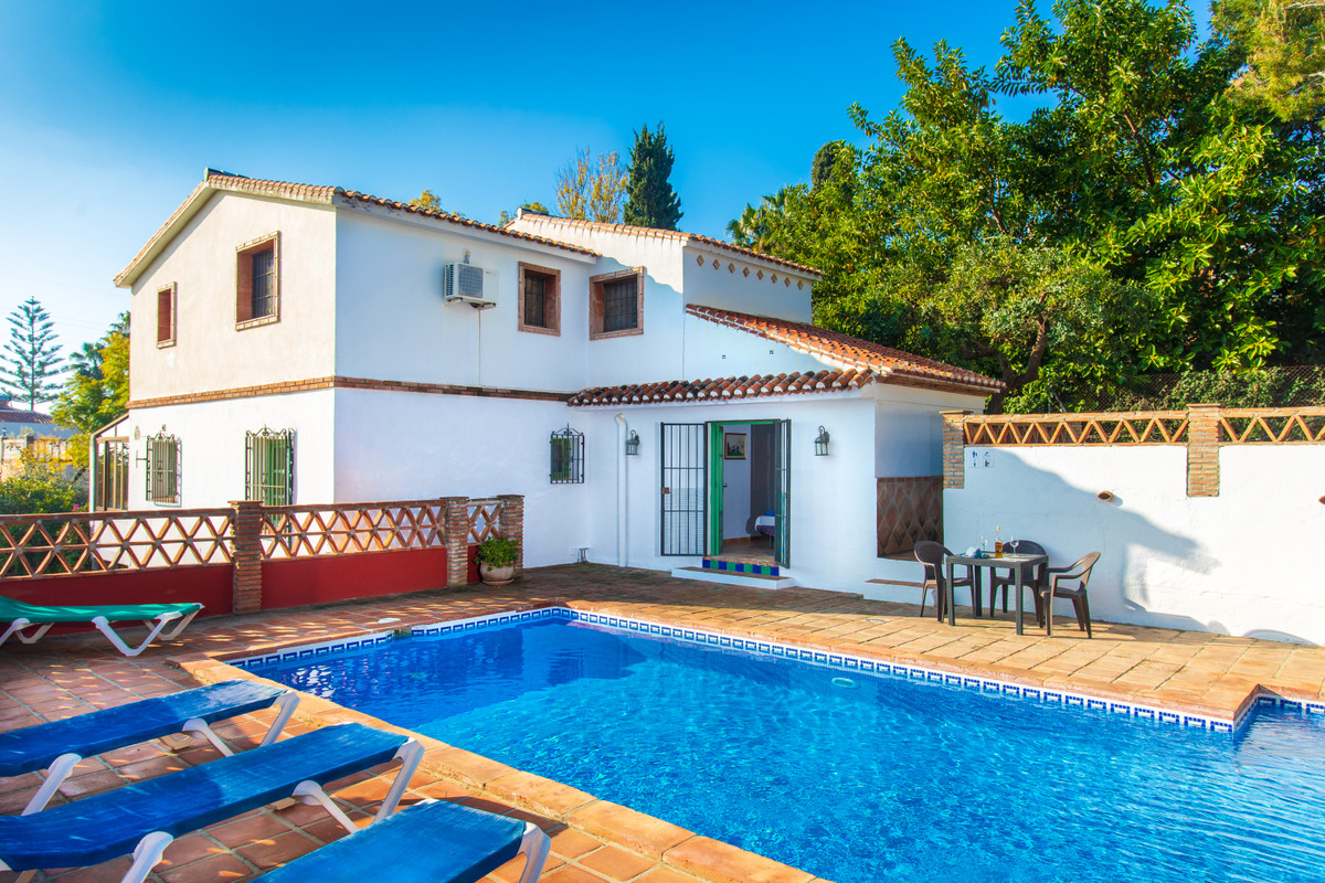 LA EXOTICA, NERJA - For sale we have this beautiful 4 bedroom villa set in the countryside very close to the centre of Nerja.