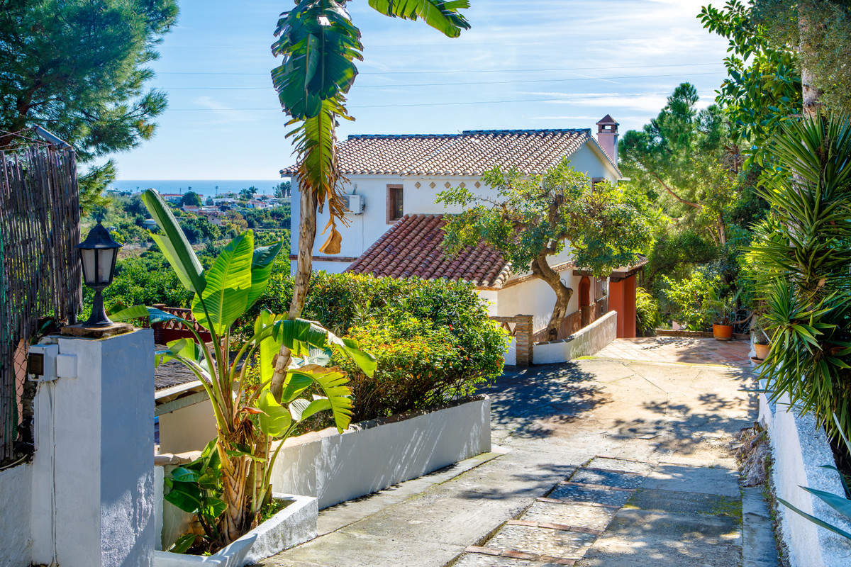 LA EXOTICA, NERJA - For sale we have this beautiful 4 bedroom villa set in the countryside very close to the centre of Nerja.