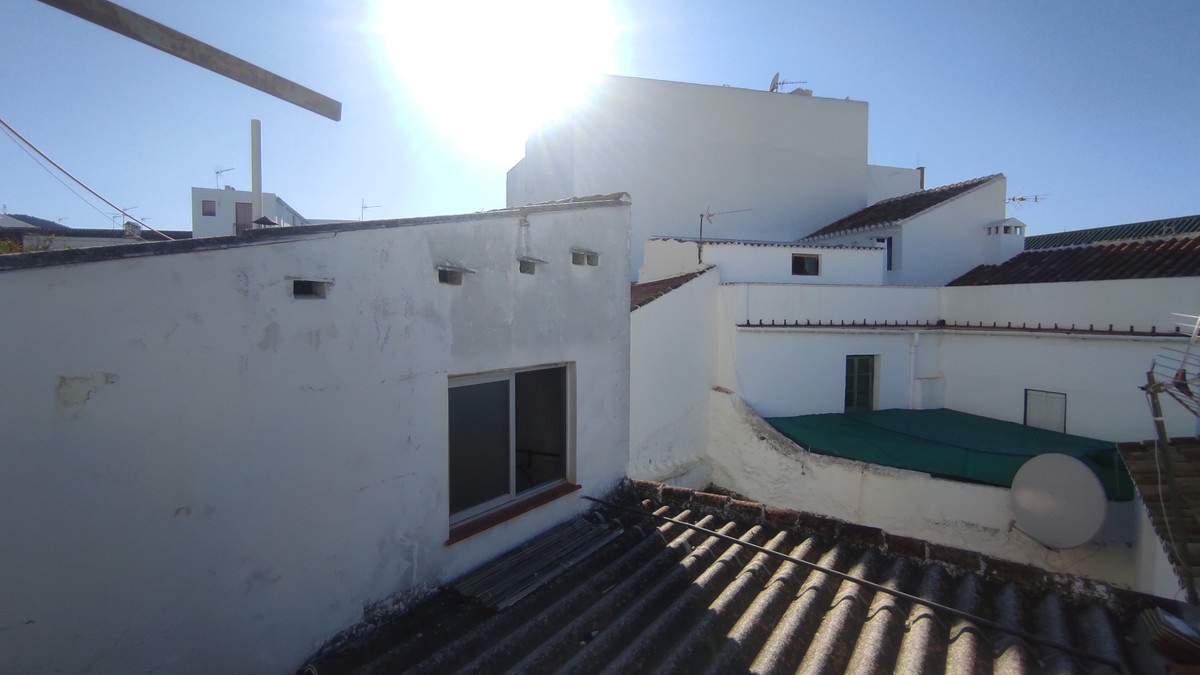 Townhouse with commercial premises in the centre of Alhaurín el Grande. The property is distributed over two floors plus a roof terrace.