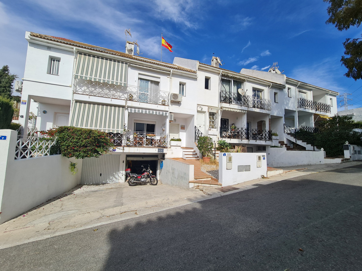 This South facing 4 bedroom, 3 bathroom townhouse in Calypso Calahonda, has a bit of everything goin, Spain