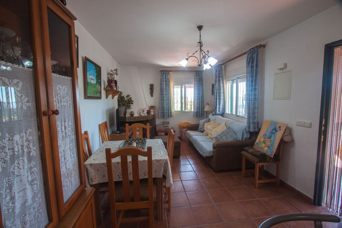 Finca with spectacular views of the sea, the mountains and the town of Casares