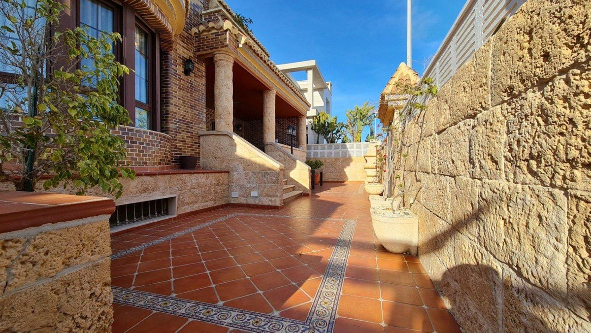 Detached Villa, Roquetas de Mar, Costa Almeria.
5 Bedrooms, 4 Bathrooms, Built 408 m², Terrace 55 m², Spain