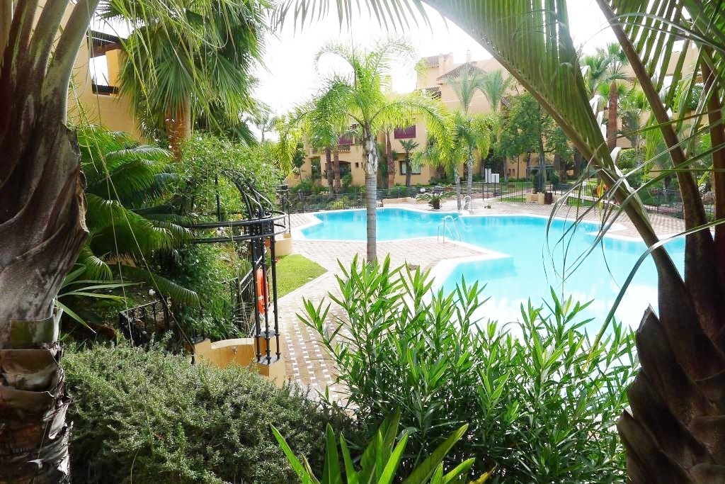 Apartment with 3 bedrooms and 2 bathrooms a few meters from the beach. Located in a gated community,, Spain