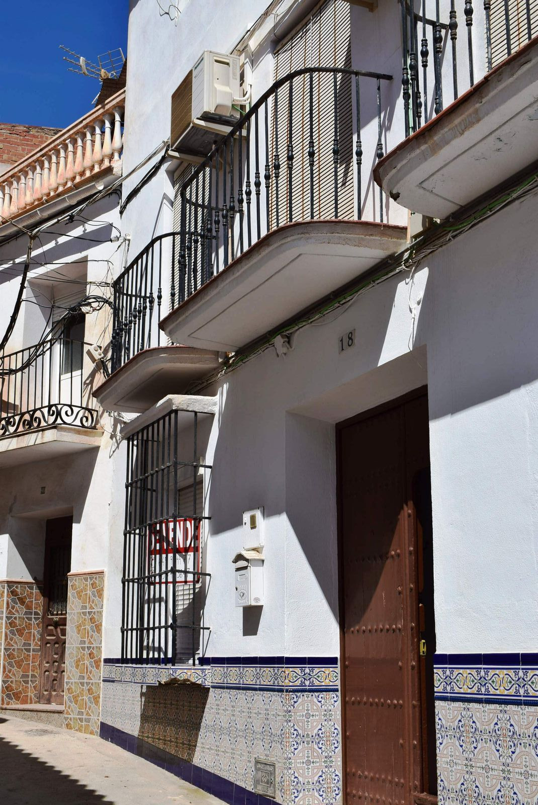This large townhouse is located in the heart of Benamargosa, a step away from all amenities and only, Spain