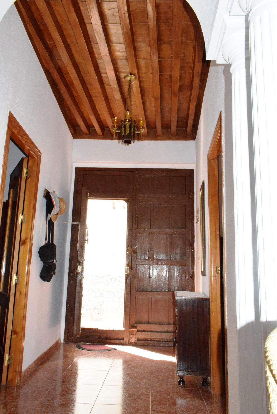 This large townhouse is located in the heart of Benamargosa, a step away from all amenities and only a 20 minutes drive to the coast.