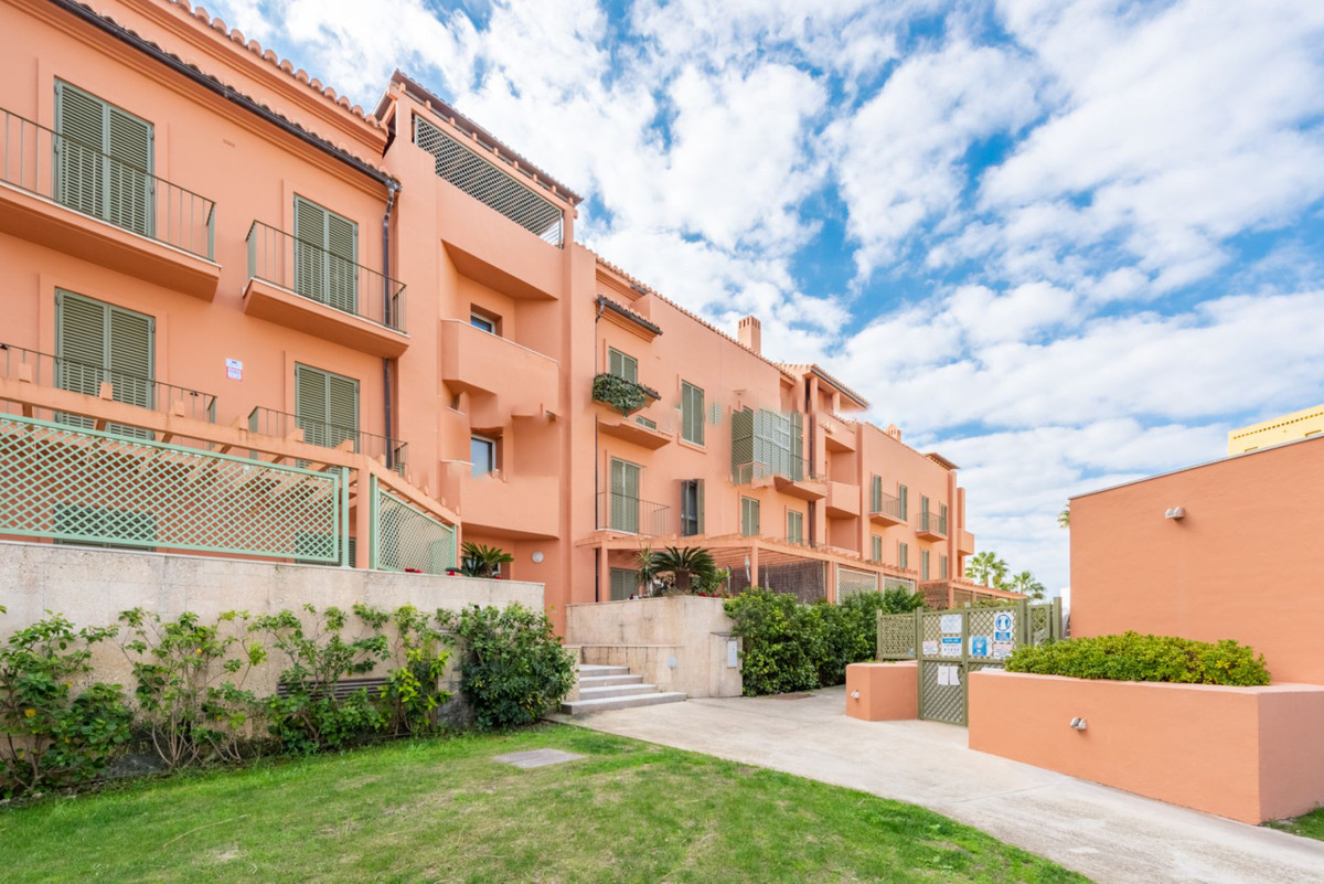 First floor apartment in a luxury urbanization located in the famous Marina de Sotogrande.