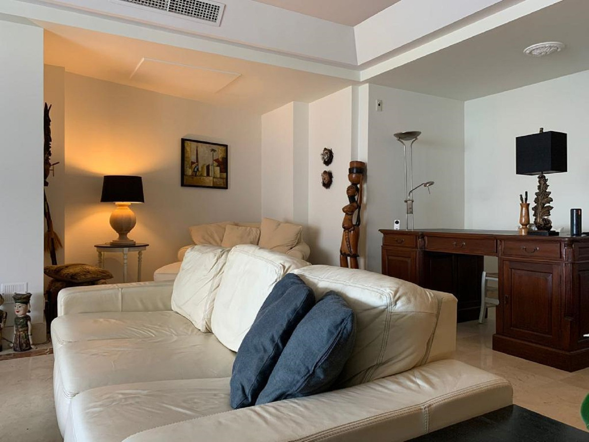 First floor apartment in a luxury urbanization located in the famous Marina de Sotogrande.