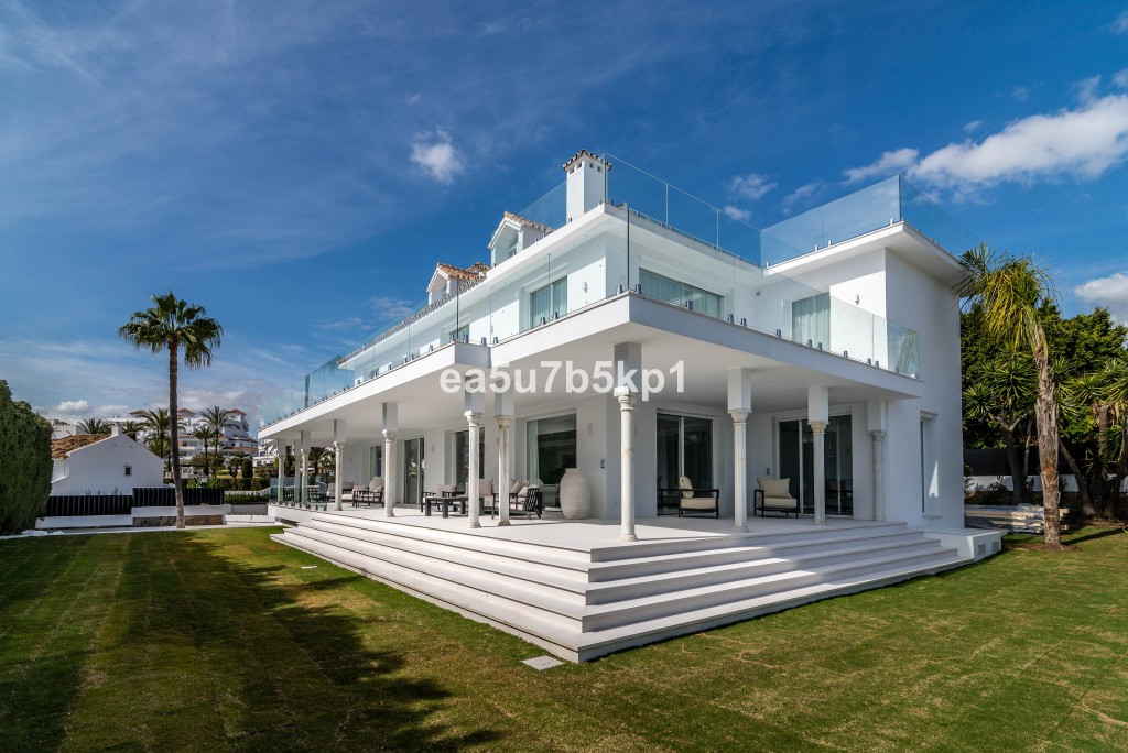 8 Bedroom Detached Villa For Sale Nueva Andalucía, Costa del Sol - HP4205641